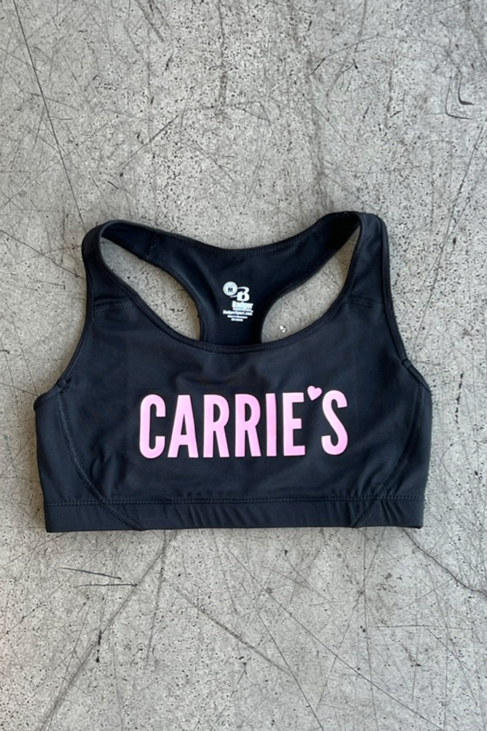 CARRIEʻS SPORTS BRA - BLACK WITH PINK LETTERS